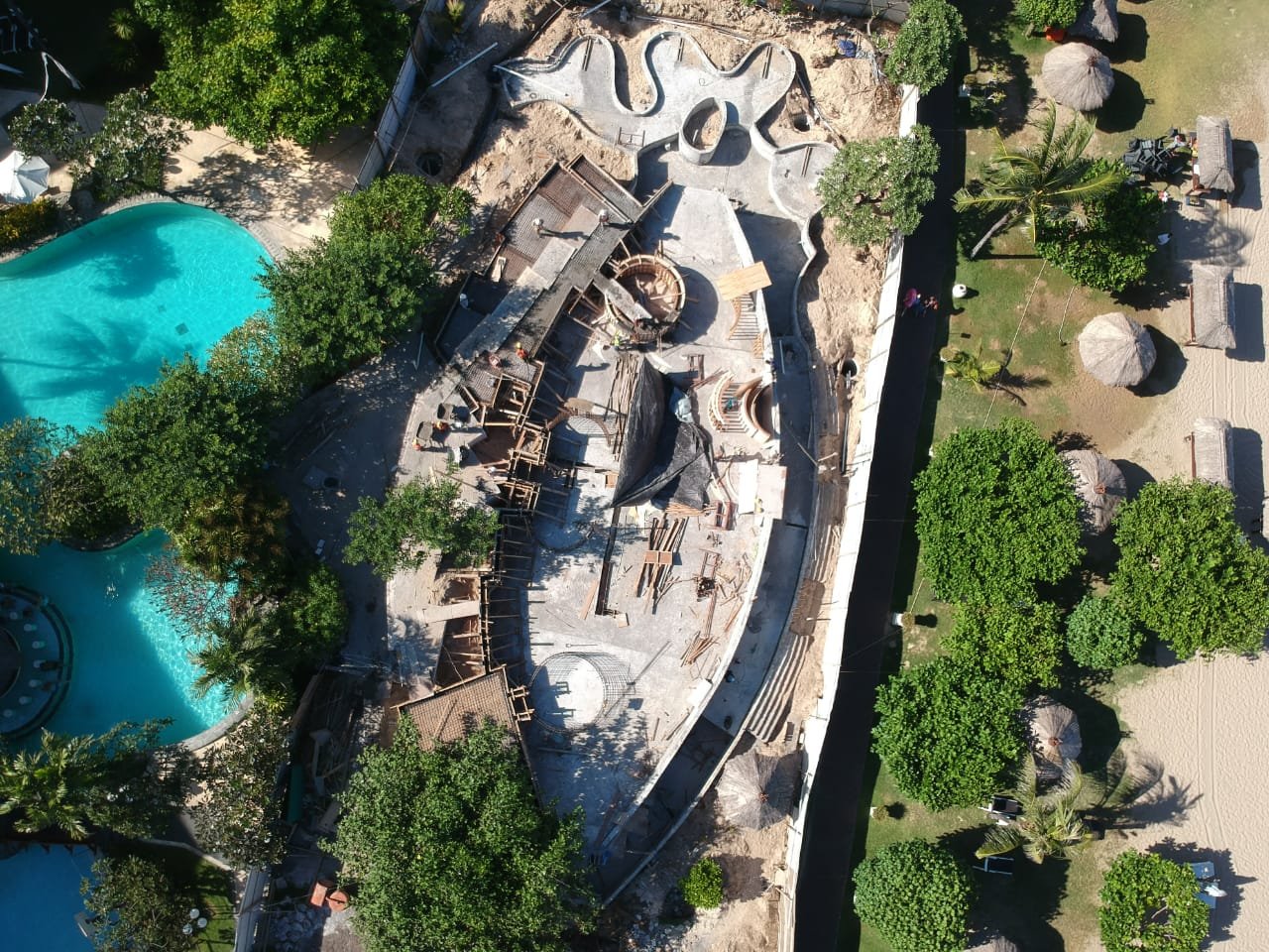 Restaurant & Pool Grand Mirage